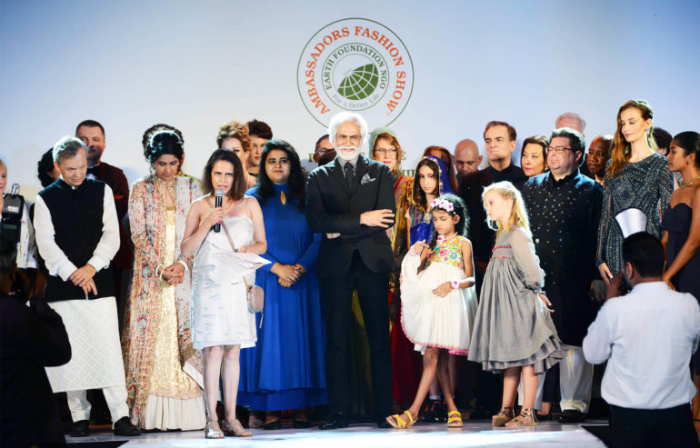 President of Earth Foundation Geeti Bhagat gives vote of thanks on stage with Mr. Sunil Sethi and Ambassadors _ designers