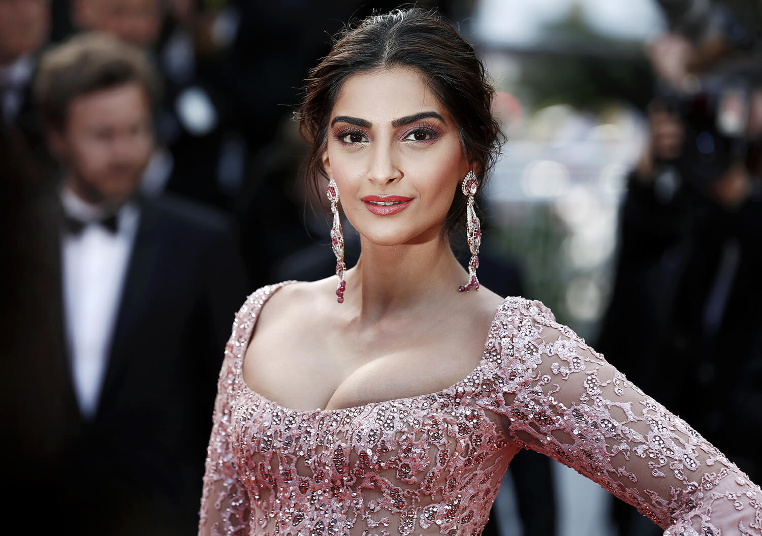 11 times Sonam Kapoor rocked a loose silhouette outfit | Filmfare.com